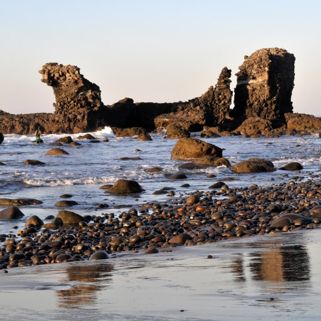 Playa El Tunco: formación rocosa emblemática y oleaje del Pacífico en La Libertad