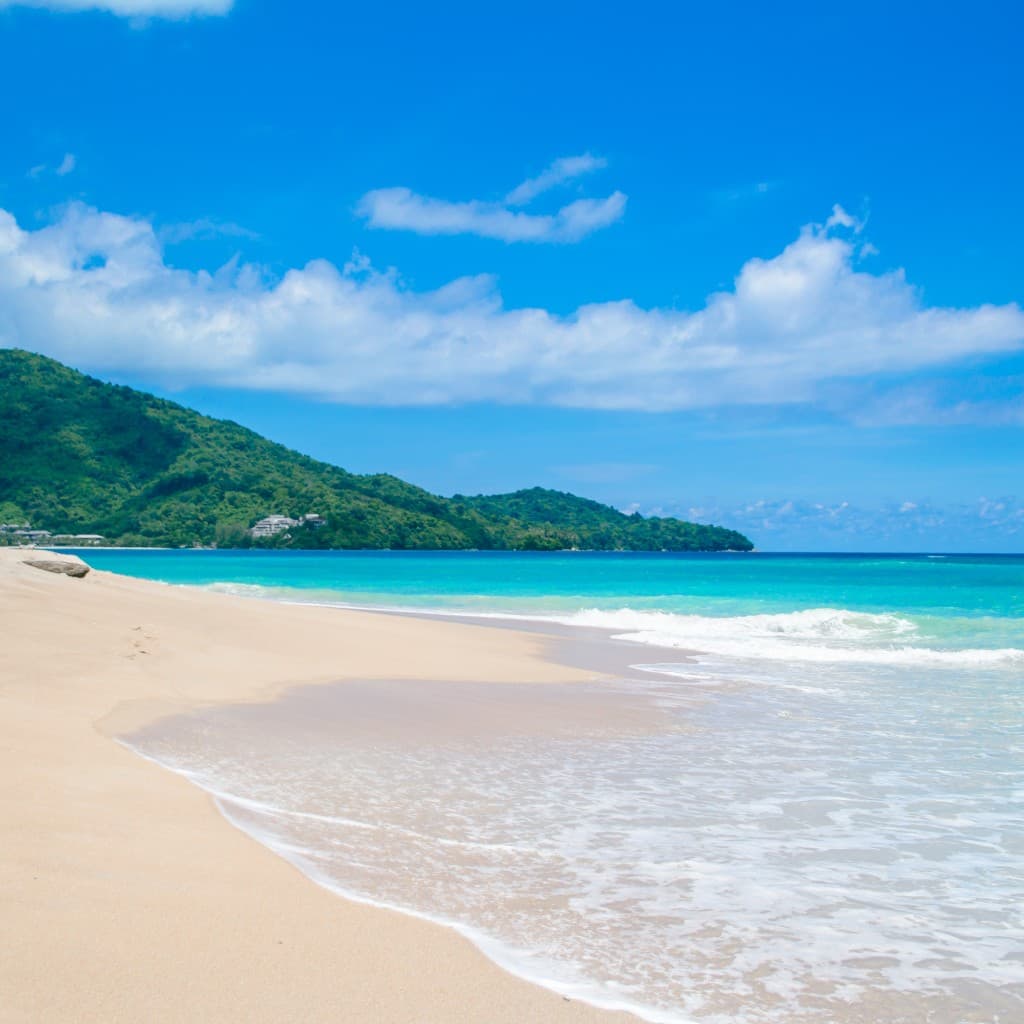 Playa Las Flores: bahía tropical con palmeras y mar azul en San Miguel